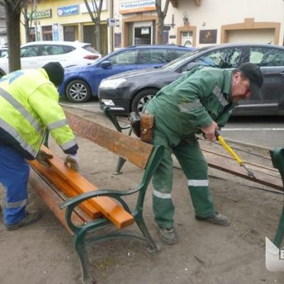 pad javítása Templom tér buszmegállóban (2)